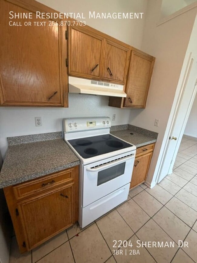 Building Photo - 2204 Sherman Dr