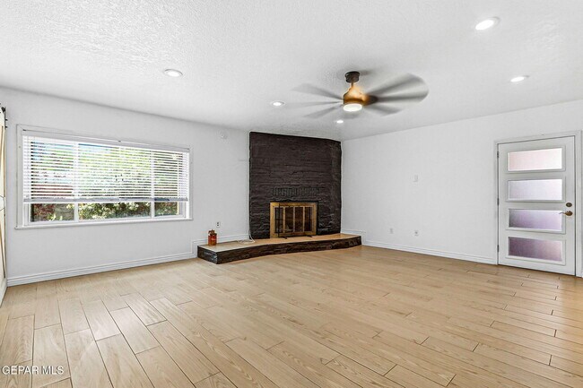 Building Photo - 513 Cardon St