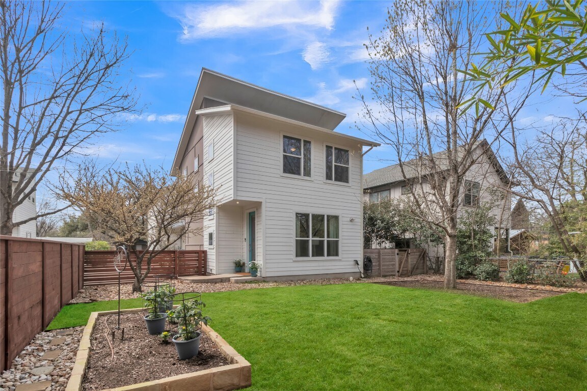 Large fenced yard - 402 Irma Dr