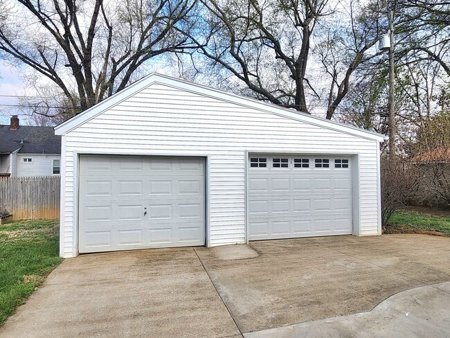 Building Photo - Charming St. Matthews Home