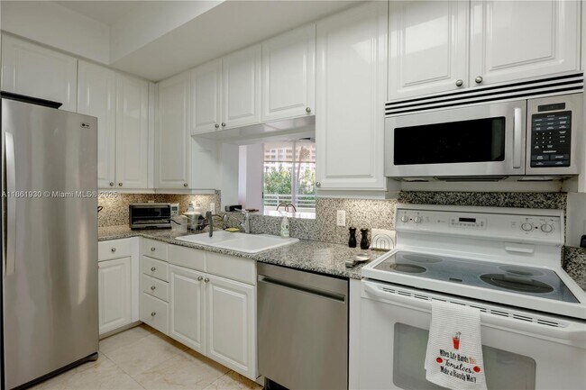 Building Photo - 888 Brickell Key Dr