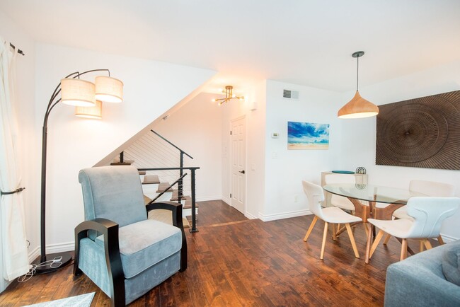 Building Photo - Costa Mesa Newport Heights Stunner!