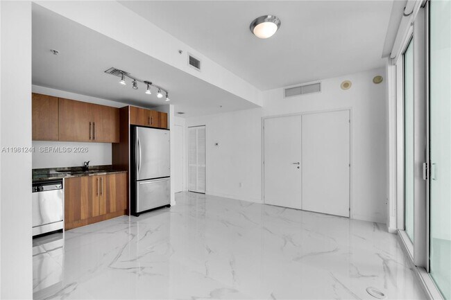 Building Photo - 300 S Biscayne Blvd