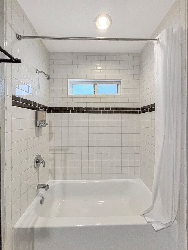 Building Photo - Charming 2BD/1BA Detached Condo in Univers...