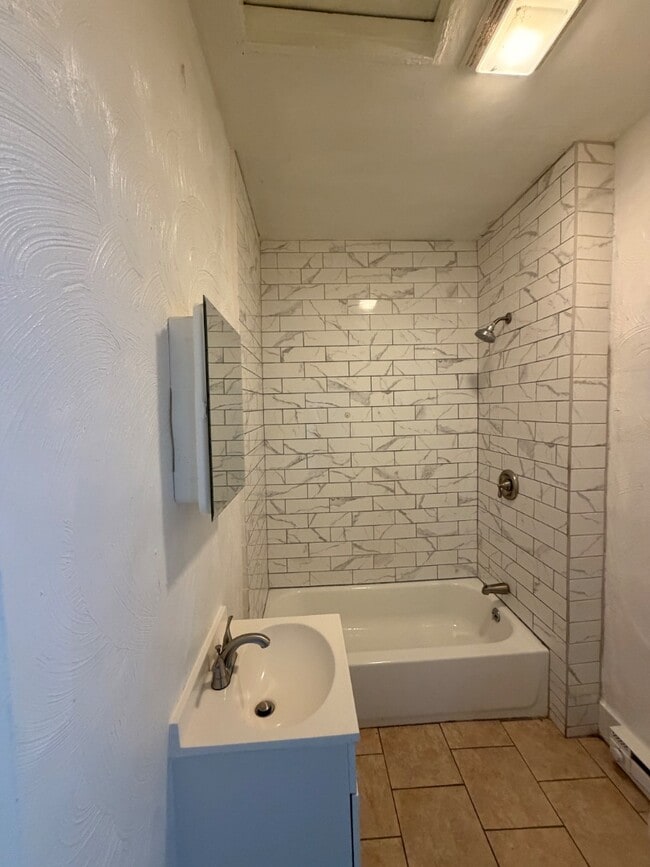 Building Photo - 424 S Saratoga St