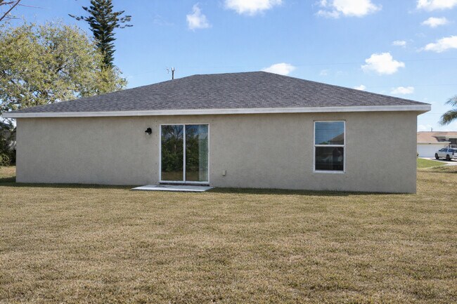 Building Photo - 2600 NW 4th Ave