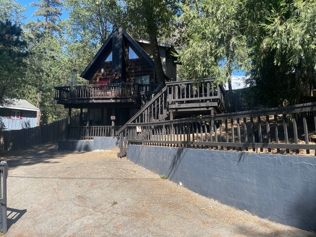 Building Photo - Fabulous home in the woods!