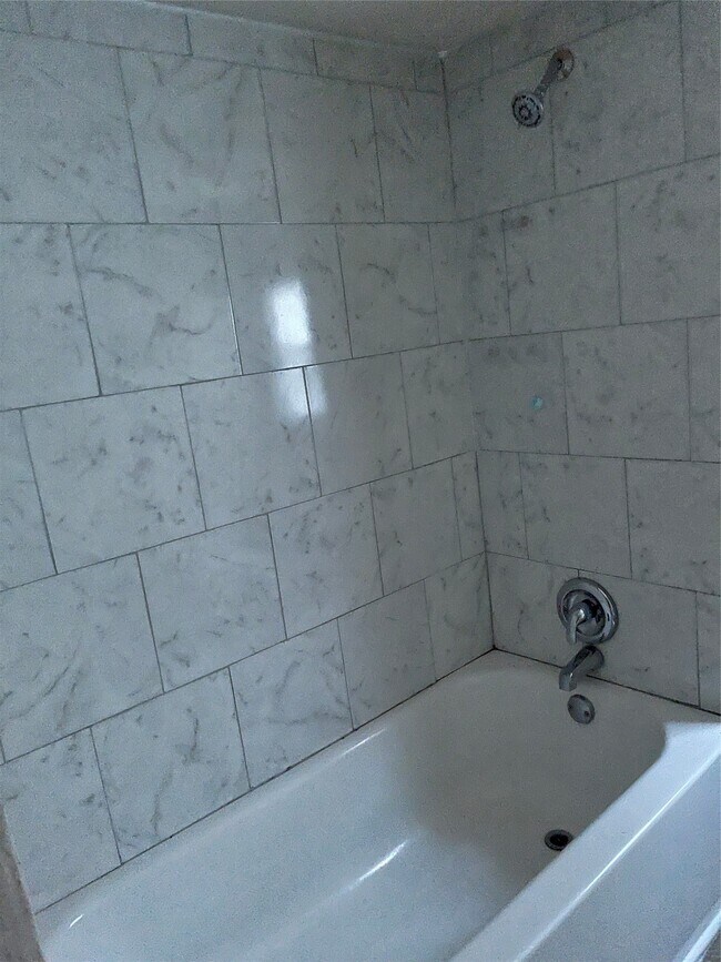 Building Photo - 305 7th St