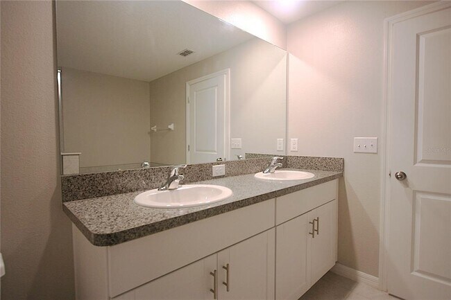 Building Photo - 812 Royal Empress Dr