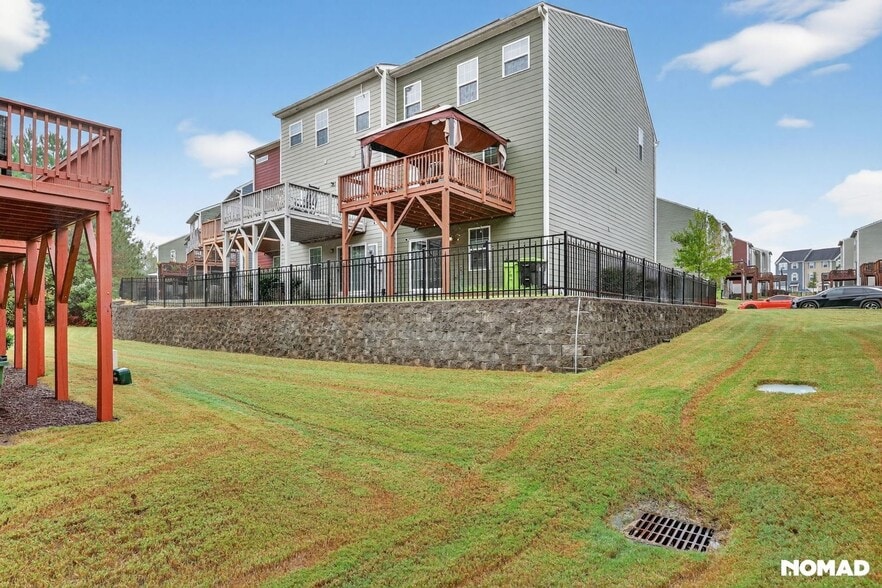 Building Photo - 305 Cross Country Way