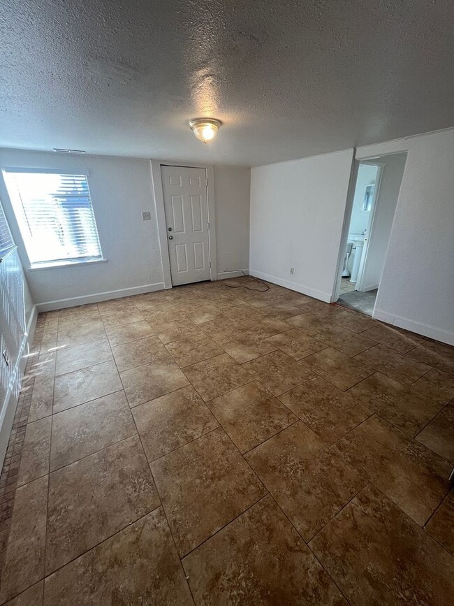 Building Photo - Garden Level Two Bedroom Available in Lakewood!