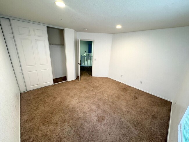 Building Photo - Spacious 5 bedroom home