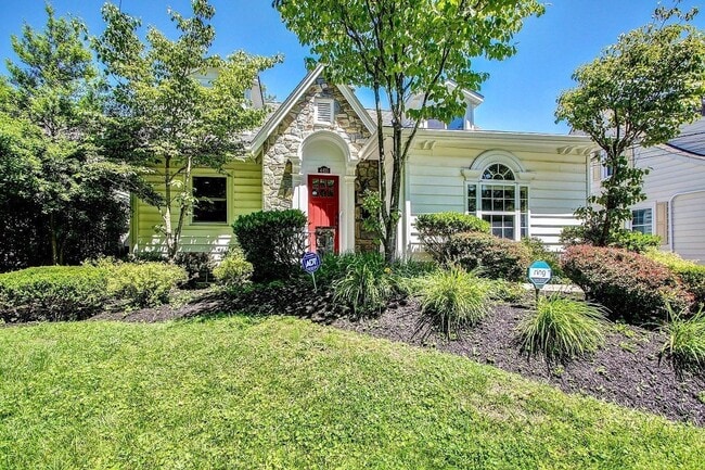 Building Photo - Gorgeous 5 BED + 3.5 Ba in Main House, 1 + 1 in BSMT, 1 + 1 above garage  in the Heart of Downtow...