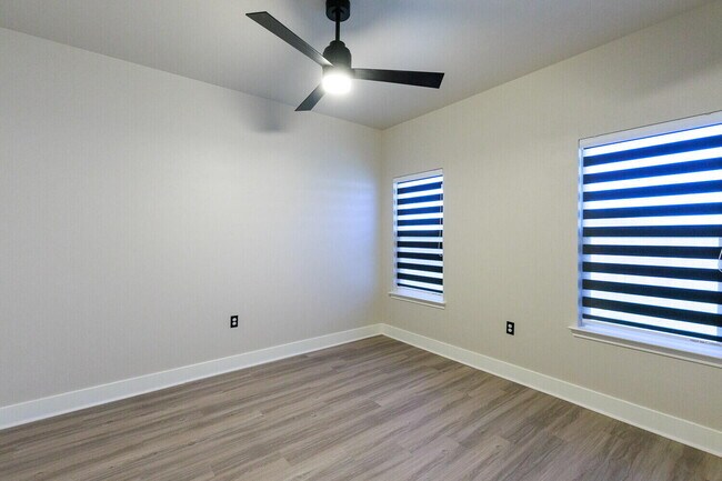 Building Photo - 5825 Grinnell St