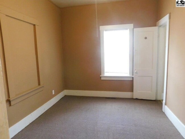 Building Photo - 2 bed, 1 bath with bonus room