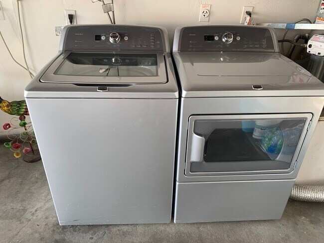 Full Size washer/dryer - 13864 Dawson St