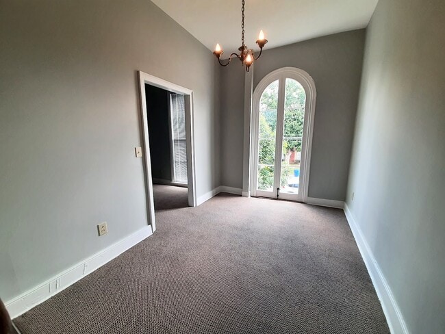 Building Photo - 104 N Cedar St