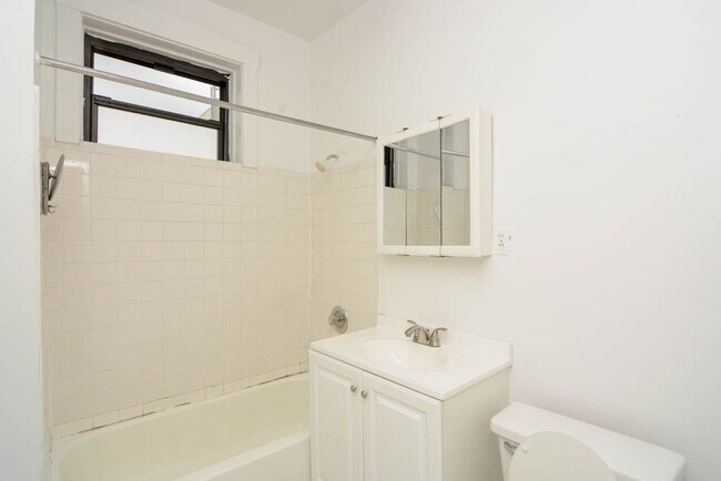 Building Photo - 822 W Waveland Ave