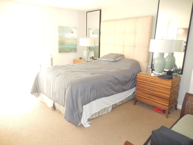 Building Photo - 2 Bed, 2 Bath Fully Furnished La Jolla Sho...