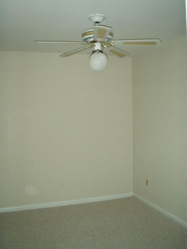 Building Photo - Classic 4 Bed 3.5 Bath Brick Townhome With...