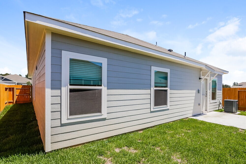 Building Photo - 16430 Honeysuckle Hl Dr