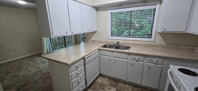 Building Photo - Townhome convenient to shopping and schools