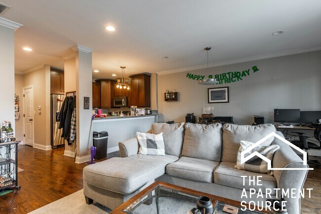 Building Photo - 1136 W Diversey Pkwy