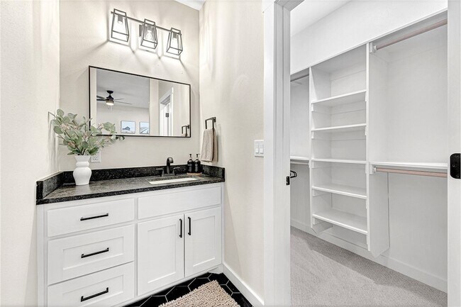 Building Photo - 1433 S Duncan Ave