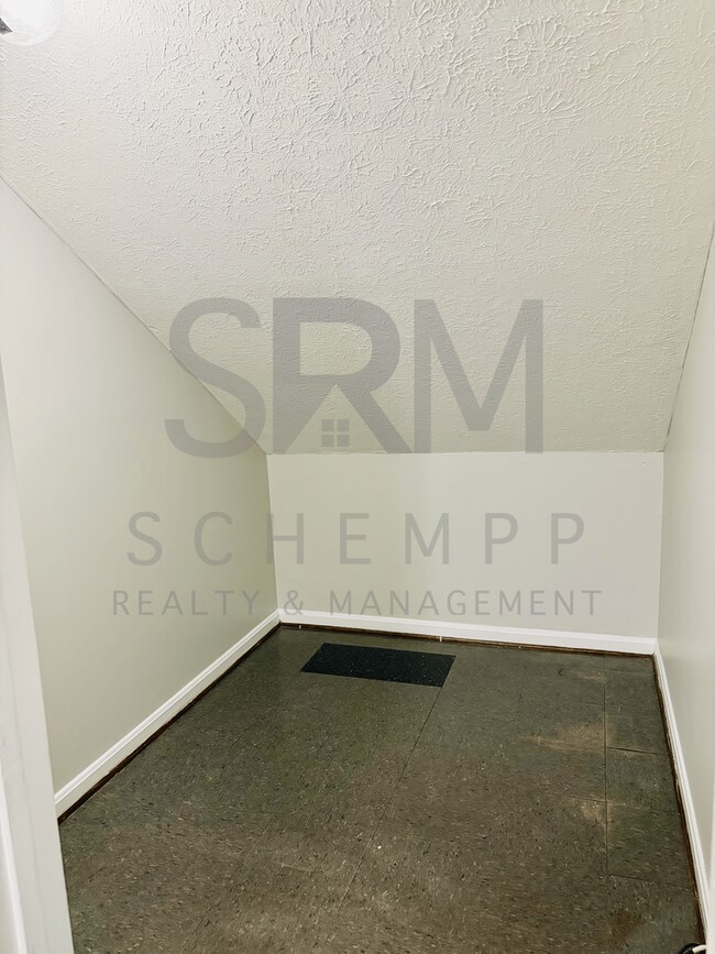 Building Photo - First floor one bedroom apartment in Portland- Section 8 accepted