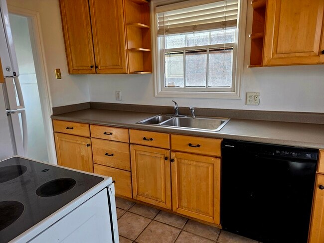 Building Photo - 2528 Beverly St E