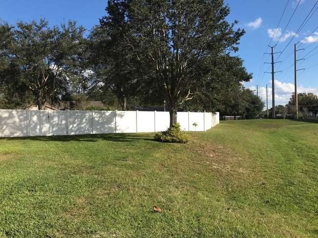 Building Photo - Beautiful 3/2 in Winding Cove with large f...