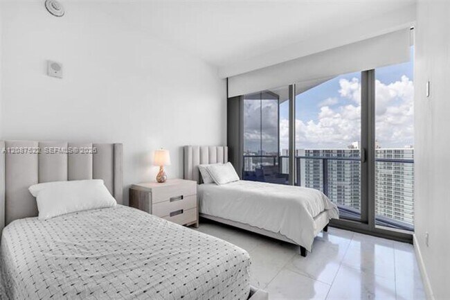 Building Photo - 15701 Collins Ave