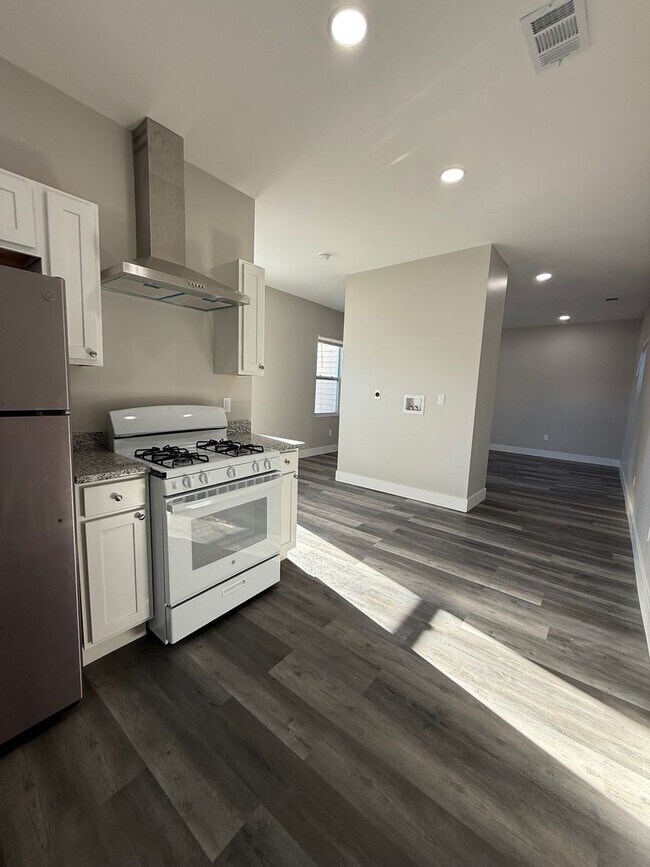 Building Photo - Newly Renovated 2 bedroom in Lincoln- Larimer