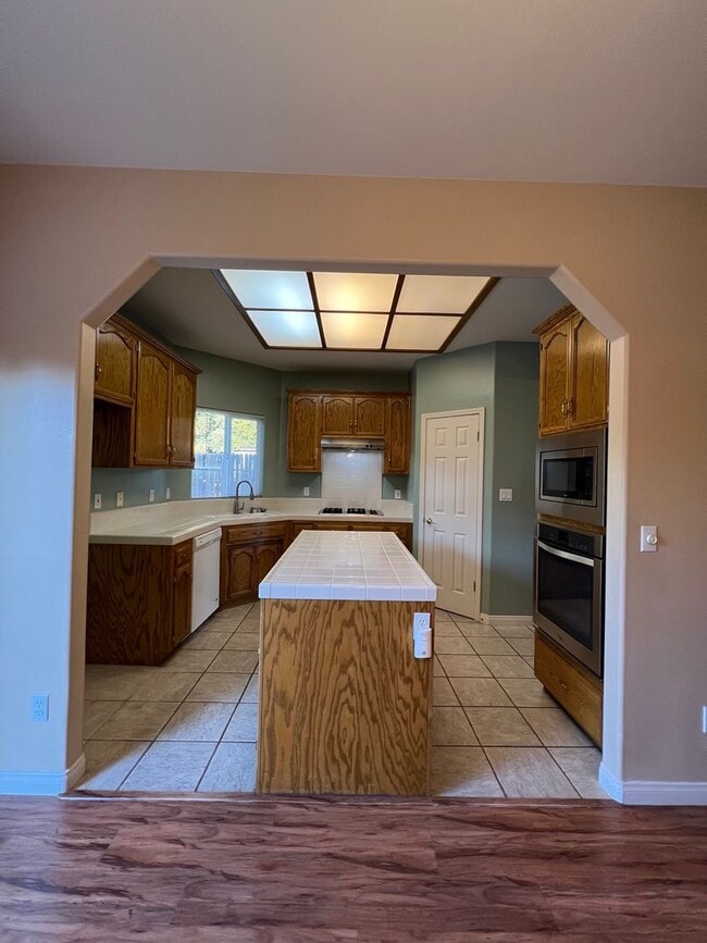 Building Photo - 9914 Paper Moon Way