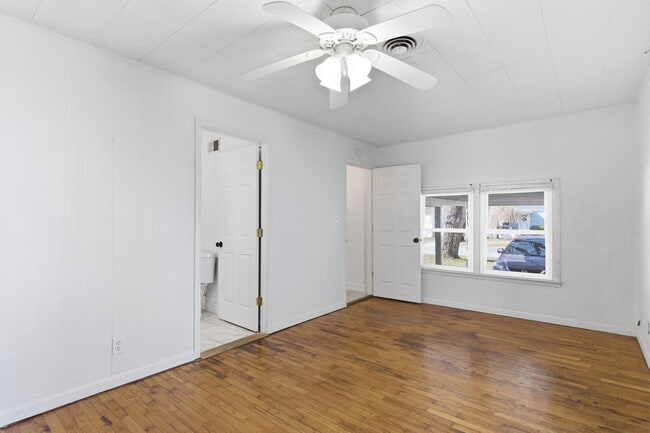 Building Photo - 1420 S Pickwick Ave