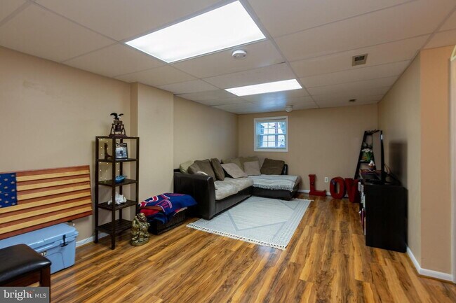 Building Photo - Stylish and Spacious Townhome with Open Floor Plan and Updated Kitchen