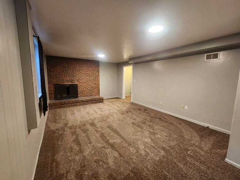 Building Photo - 723 Fraser St