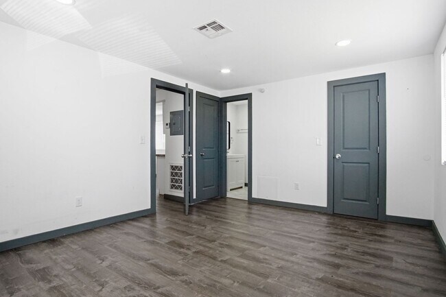 Building Photo - Convenient Location 1 bed 1 bath apartment - HVAC