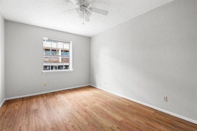 Building Photo - 307 E 31st St