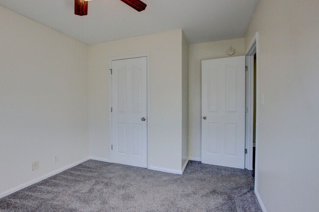 Building Photo - 3 bed 2 bath Fenced yard.  Heart of St. B.  Hurry.