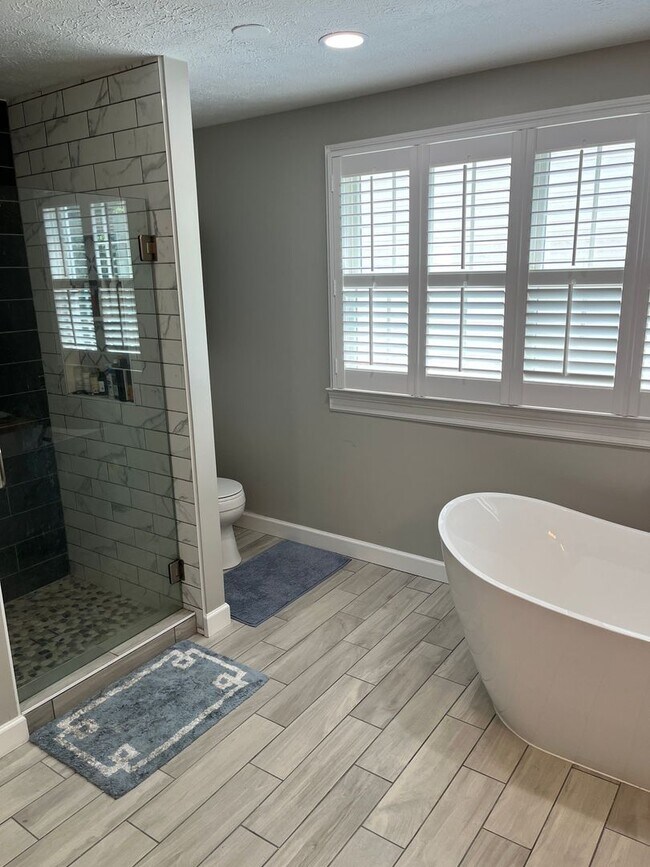 Building Photo - Updated & Landscaped 4 Bedroom, 4 Bath Hom...