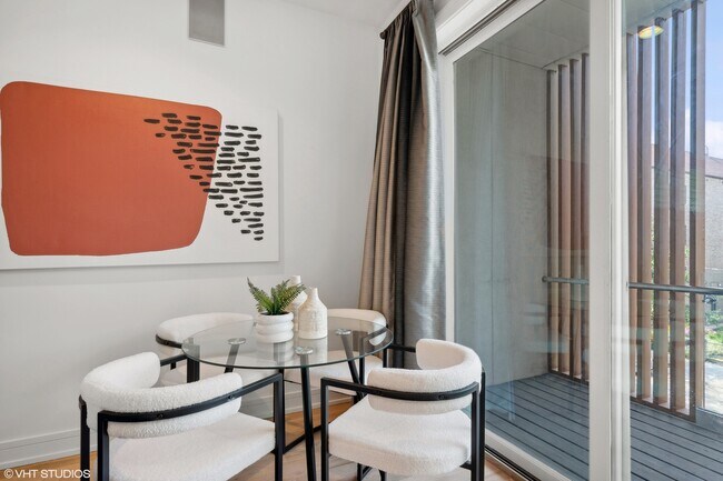 Building Photo - 1021 N Hermitage Ave