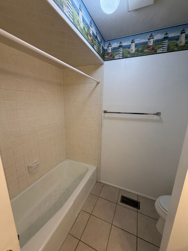 Building Photo - Large Five Bedroom Home, Sandy, 2500 sq ft, New Paint