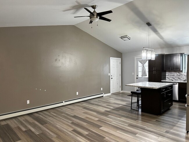 Building Photo - 1321 Groundsel Ave