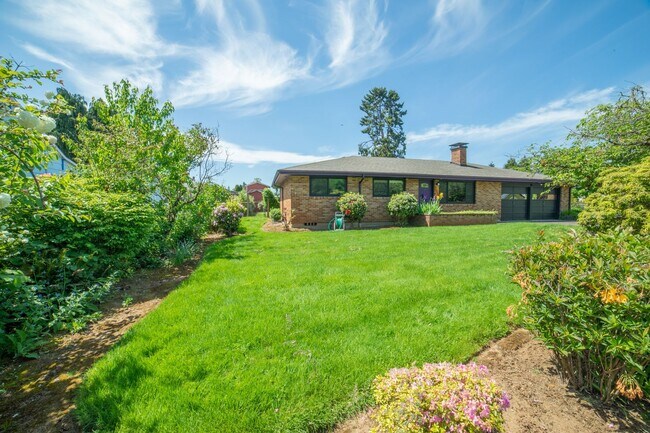 Building Photo - Large One Level Oregon City Home