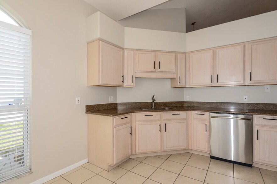 Building Photo - 535 Royal Ridge St