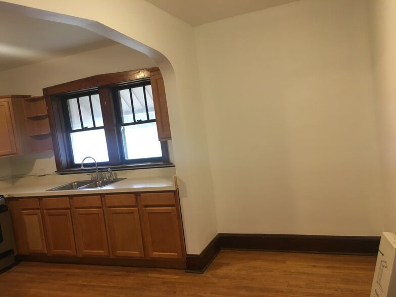 Dining area - 4700 W 20th St