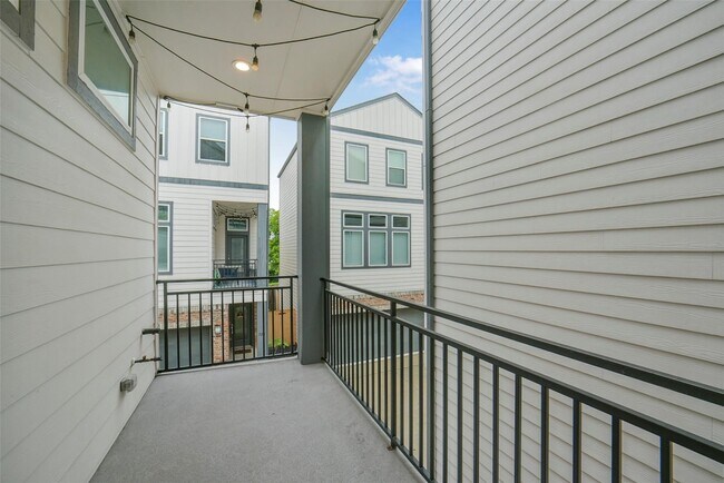 Building Photo - 760 W Donovan St