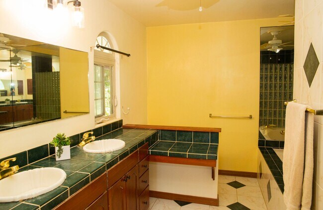 Building Photo - Spacious 4-Bedroom Retreat in Haiku with S...
