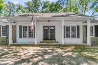 Building Photo - Move-In Ready Home in a Prime Summerville ...